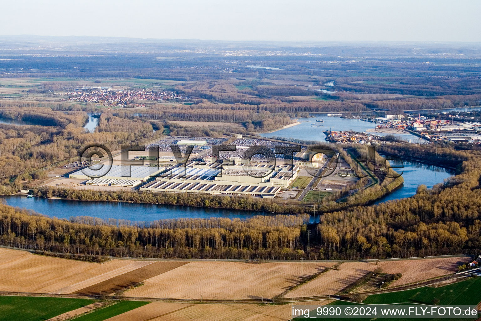 Vue aérienne de Complexe immobilier et centre logistique avec de nombreux véhicules stationnés sur le site du Global Logistic Center de Daimler AG à Germersheim dans le département Rhénanie-Palatinat, Allemagne