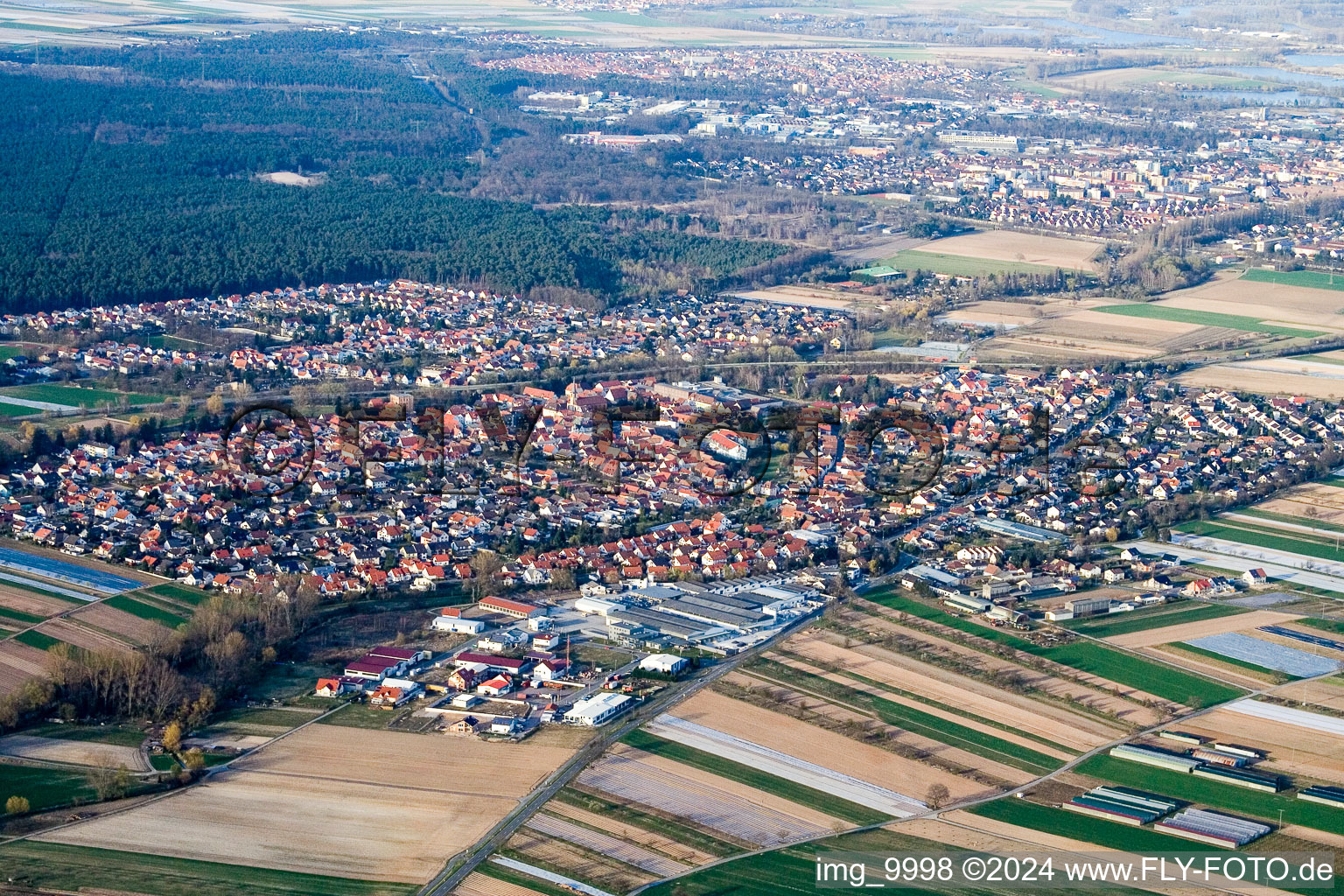 Vue oblique de Vue des rues et des maisons des quartiers résidentiels à Harthausen dans le département Rhénanie-Palatinat, Allemagne