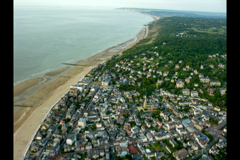 Vue aérienne de Dives-sur-Mer à Houlgate dans le département Calvados, France