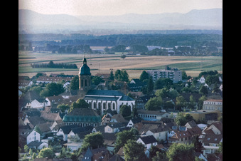 Vue aérienne de L'église Saint-Georges vue du ballon à Kandel dans le département Rhénanie-Palatinat, Allemagne