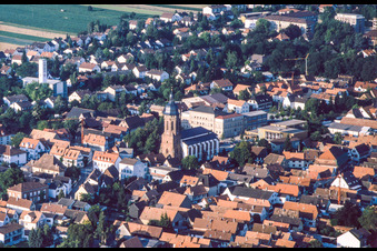Vue aérienne de L'église Saint-Georges vue du ballon à Kandel dans le département Rhénanie-Palatinat, Allemagne