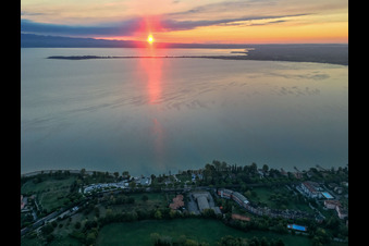 Vue aérienne de Lever du soleil à Barche Bellandi sur le lac de Garde à Desenzano del Garda dans le département Brescia, Italie