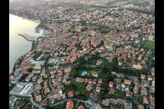 Vue aérienne de Desenzano del Garda dans le département Brescia, Italie