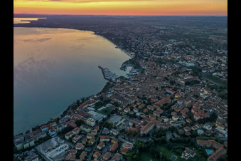 Vue aérienne de Lever de soleil sur le lac de Garde à Desenzano del Garda dans le département Brescia, Italie