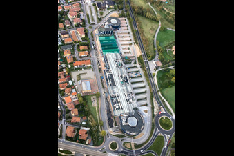 Vue aérienne de Complexe commercial Le Vele à Desenzano del Garda dans le département Brescia, Italie
