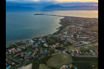 Vue aérienne de La péninsule de Sirmione sur le lac de Garde à la lumière du matin à Desenzano del Garda dans le département Brescia, Italie