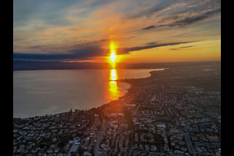 Vue aérienne de Lever de soleil sur le lac de Garde à Sirmione dans le département Brescia, Italie