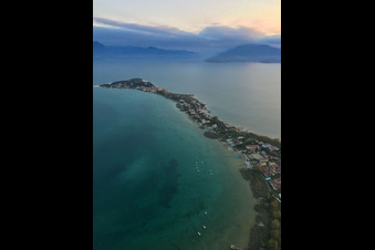 Vue aérienne de Ambiance matinale sur le lac de Garde à Sirmione dans le département Brescia, Italie