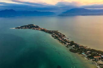 Vue aérienne de Ambiance matinale sur la péninsule Sirmione du lac de Garde à Sirmione dans le département Brescia, Italie
