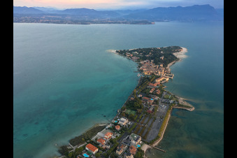 Vue aérienne de Sirmione dans le département Brescia, Italie