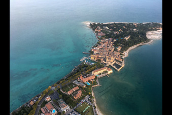 Photographie aérienne de Sirmione dans le département Brescia, Italie