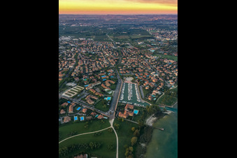 Vue aérienne de Marina Irmione 2 Spa à Sirmione dans le département Brescia, Italie