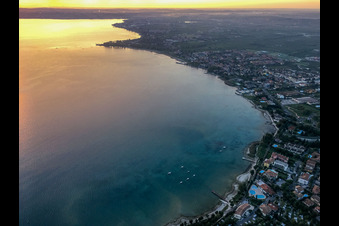 Photographie aérienne de Lever de soleil sur le lac de Garde à Sirmione dans le département Brescia, Italie