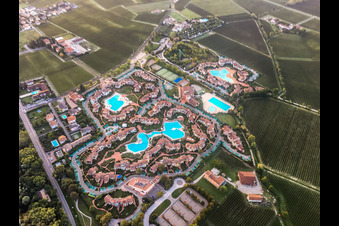 Vue aérienne de Garda Resort Village à Peschiera del Garda dans le département Verona, Italie