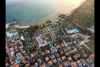 Vue aérienne de Plage de Bergamini à Peschiera del Garda dans le département Verona, Italie