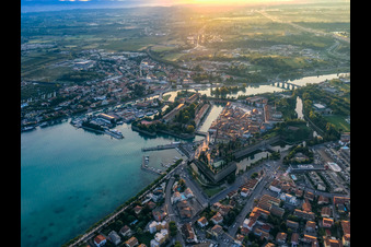 Vue aérienne de Peschiera del Garda dans le département Verona, Italie