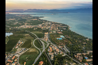 Vue aérienne de Camping Bella Italia - Grand bar de la piscine à Peschiera del Garda dans le département Verona, Italie