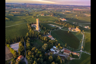 Photographie aérienne de Tour de San Martino della Battagli à le quartier Chiodino in Desenzano del Garda dans le département Brescia, Italie