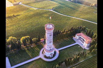 Vue oblique de Tour de San Martino della Battagli à le quartier Chiodino in Desenzano del Garda dans le département Brescia, Italie