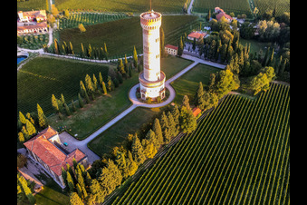 Tour de San Martino della Battagli à le quartier Chiodino in Desenzano del Garda dans le département Brescia, Italie d'en haut
