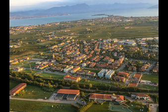 Vue aérienne de Consortium de protection du Grana Padano à le quartier San Martino della Battaglia in Desenzano del Garda dans le département Brescia, Italie