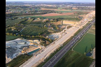 Photographie aérienne de Chantier de construction d'un tunnel le long de l'A4 à le quartier Bornade di Sotto in Desenzano del Garda dans le département Brescia, Italie