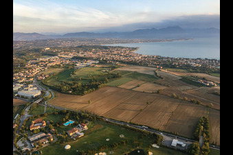 Vue aérienne de Desenzano del Garda dans le département Brescia, Italie