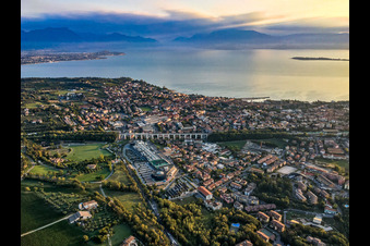 Vue aérienne de Viaduc ferroviaire Viadotto ferroviario di Desenzano sur le lac de Garde, Complesso Commerciale Le Vele à Desenzano del Garda dans le département Brescia, Italie