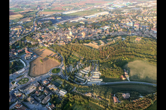 Vue aérienne de Rocca di Lonato à Lonato del Garda dans le département Brescia, Italie