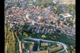 Vue aérienne de Basilique de Saint-Jean-Baptiste à Lonato del Garda dans le département Brescia, Italie