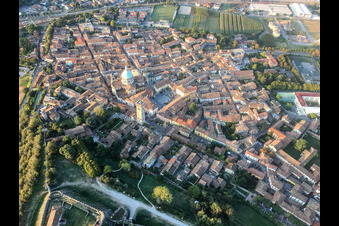 Vue aérienne de Basilique de Saint-Jean-Baptiste à Lonato del Garda dans le département Brescia, Italie