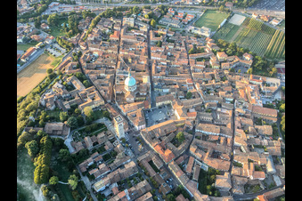 Photographie aérienne de Basilique de Saint-Jean-Baptiste à Lonato del Garda dans le département Brescia, Italie