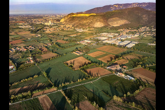 Vue aérienne de Carrières de marbre près de Mazzano à Nuvolera dans le département Brescia, Italie