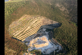 Photographie aérienne de Carrières de marbre près de Mazzano à Nuvolera dans le département Brescia, Italie
