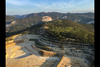 Vue aérienne de Carrière de calcaire Cava Italcementi à Mazzano dans le département Brescia, Italie