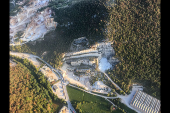 Vue aérienne de Cava Ziche, Lazzarini Angiolino Srl Commercio Ed Escavazione Marmi à Nuvolera dans le département Brescia, Italie