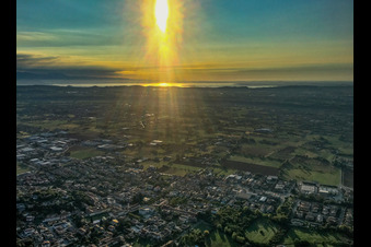 Vue aérienne de Vue sur le lac de Garde à Nuvolento dans le département Brescia, Italie