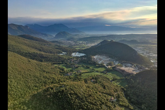 Vue aérienne de Buco Del Frate à Paitone dans le département Brescia, Italie