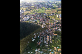 Vue aérienne de Église de Santa Giulia à Paitone dans le département Brescia, Italie