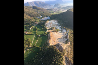 Vue aérienne de Buco Del Frate à Paitone dans le département Brescia, Italie