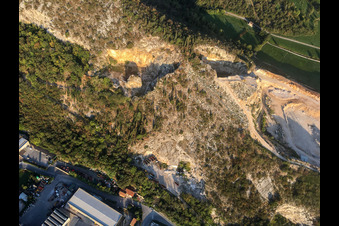 Vue oblique de Buco Del Frate à Paitone dans le département Brescia, Italie