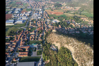 Vue aérienne de Église de Santa Giulia à Paitone dans le département Brescia, Italie