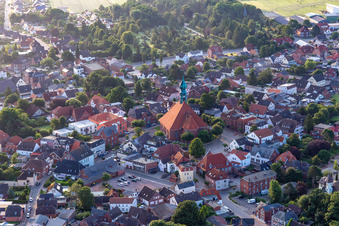 Vue aérienne de Place du Marché et église Saint-Barthélemy à Wesselburen dans le département Schleswig-Holstein, Allemagne