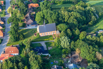 Vue aérienne de Église Sainte-Marie à Barlt dans le département Schleswig-Holstein, Allemagne