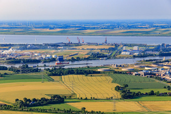 Vue aérienne de Parc de stockage Raffinerie Heide GmbH à l'embouchure du canal de Kiel dans l'Elbe à Brunsbüttel dans le département Schleswig-Holstein, Allemagne