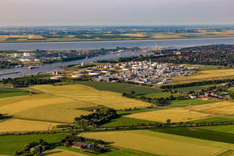 Vue aérienne de Structures de prairies d'un paysage de champs et de prairies à Westerbüttel à Brunsbüttel dans le département Schleswig-Holstein, Allemagne