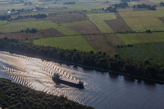 Vue aérienne de Circulation venant en sens inverse sur le canal de Kiel à Kudensee dans le département Schleswig-Holstein, Allemagne
