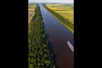 Vue aérienne de Parcours du canal et zones riveraines de la voie navigable intérieure du canal de la mer du Nord à le quartier Buchholzer Moor in Buchholz dans le département Schleswig-Holstein, Allemagne