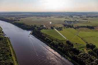 Vue aérienne de Ferry traversant le canal de Kiel à Burg dans le département Schleswig-Holstein, Allemagne