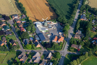 Vue aérienne de Moulin à vent historique dans la propriété d'une ferme Hass Landhandel en bordure de champs cultivés à Süderhastedt dans le département Schleswig-Holstein, Allemagne